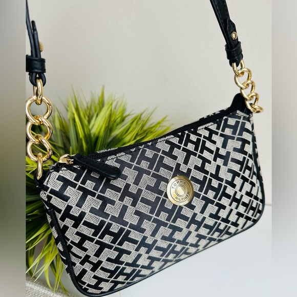 Tommy Hilfiger Handbags - Tommy Hilfiger | Chained Purse